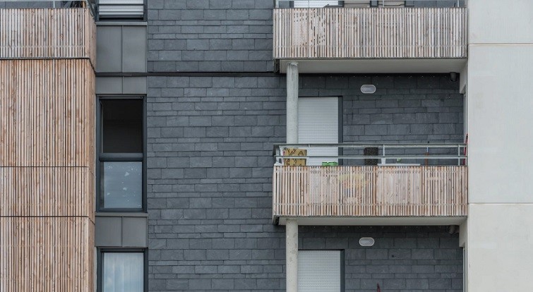 fachada ventilada con piedra pizarra