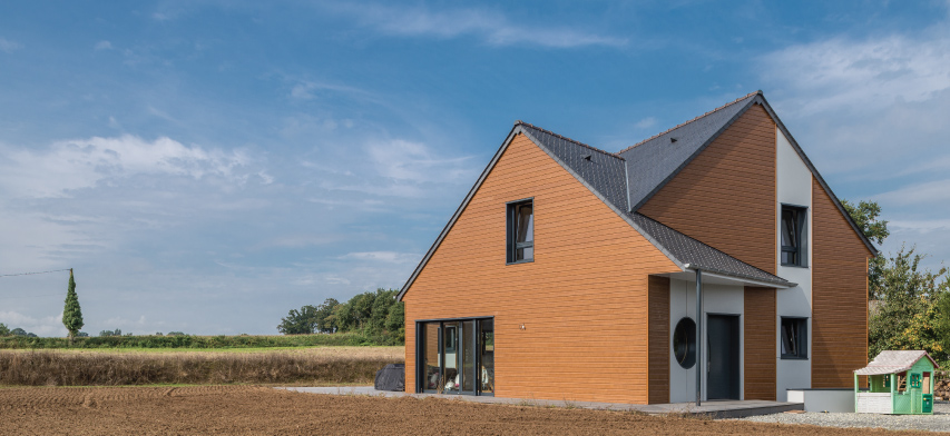 pizarra natural en un tejado de una casa en Francia