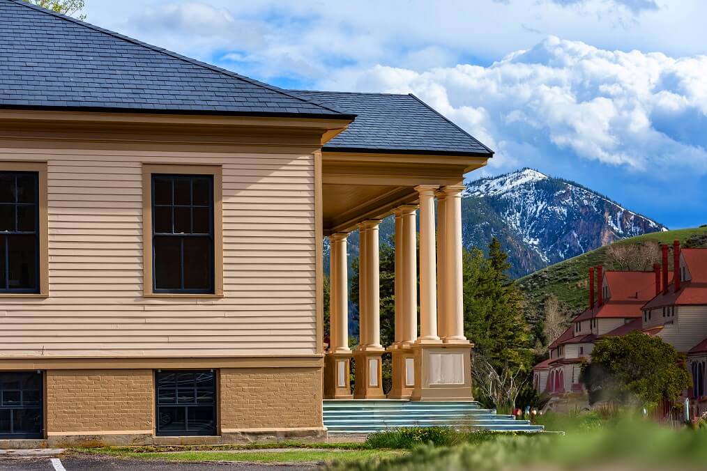 yelowstone old bank building